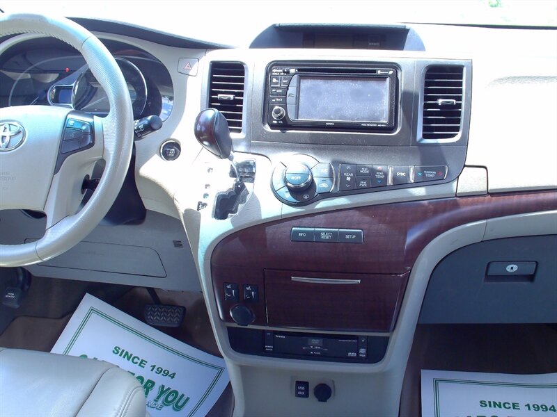 2012 Toyota Sienna XLE 8-Passenger   - Photo 19 - Pleasant Valley, MO 64068