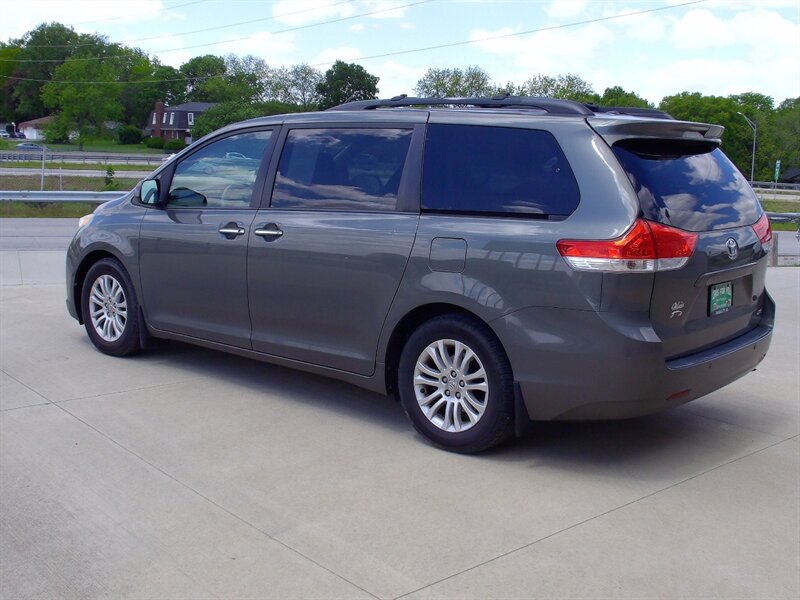 2012 Toyota Sienna XLE 8-Passenger   - Photo 7 - Pleasant Valley, MO 64068