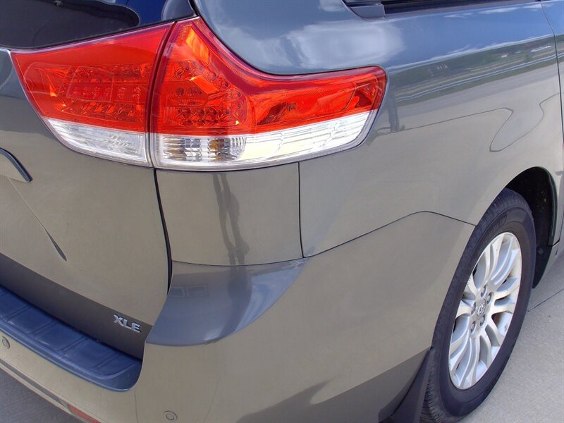 2012 Toyota Sienna XLE 8-Passenger   - Photo 34 - Pleasant Valley, MO 64068