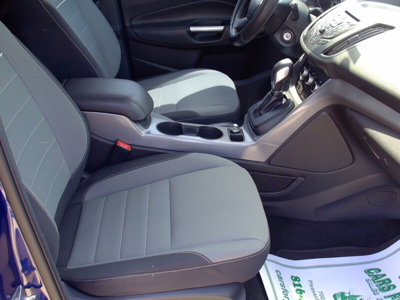 2015 Ford Escape SE - Photo 15 - Pleasant Valley, MO 64068