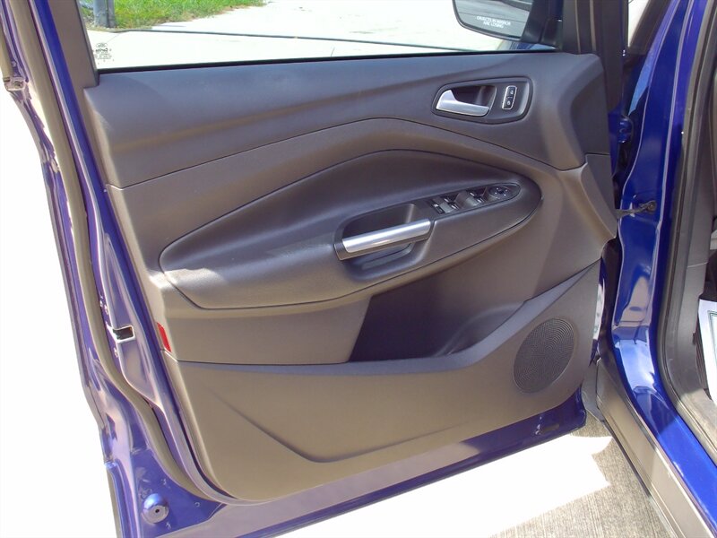 2015 Ford Escape SE - Photo 11 - Pleasant Valley, MO 64068