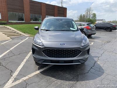 2022 Ford Escape SE AWD   - Photo 2 - Pataskala, OH 43062