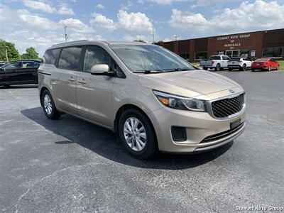 2016 Kia Sedona LX   - Photo 2 - Pataskala, OH 43062