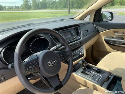 2016 Kia Sedona LX   - Photo 7 - Pataskala, OH 43062