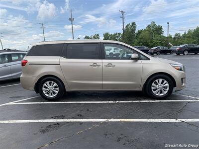 2016 Kia Sedona LX - Photo 9 - Pataskala, OH 43062
