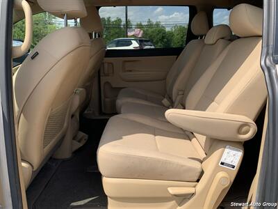 2016 Kia Sedona LX   - Photo 8 - Pataskala, OH 43062