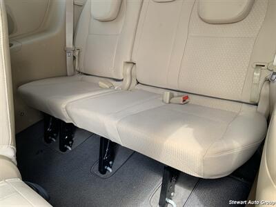 2016 Kia Sedona LX   - Photo 9 - Pataskala, OH 43062