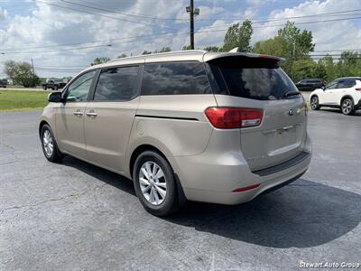 2016 Kia Sedona LX   - Photo 4 - Pataskala, OH 43062