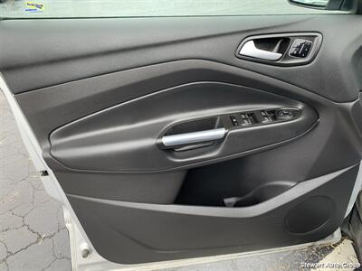 2017 Ford Escape Titanium   - Photo 18 - Pataskala, OH 43062