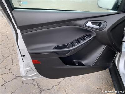 2017 Ford Focus SE   - Photo 16 - Pataskala, OH 43062