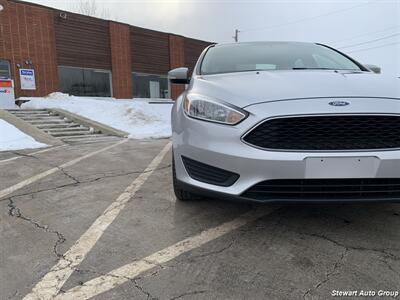 2017 Ford Focus SE   - Photo 4 - Pataskala, OH 43062