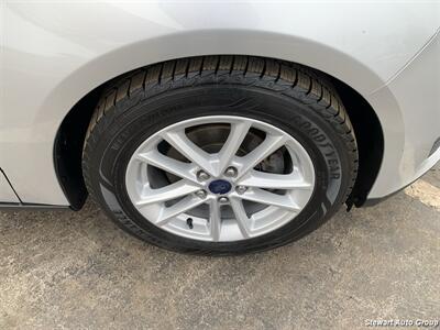 2017 Ford Focus SE   - Photo 9 - Pataskala, OH 43062