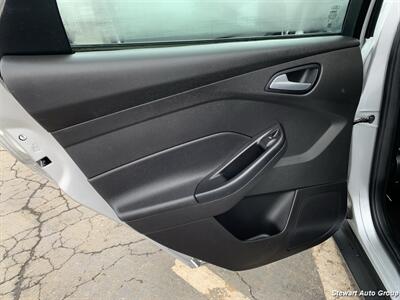 2017 Ford Focus SE   - Photo 19 - Pataskala, OH 43062