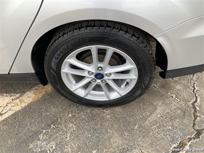 2017 Ford Focus SE   - Photo 14 - Pataskala, OH 43062
