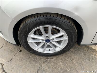 2017 Ford Focus SE   - Photo 15 - Pataskala, OH 43062