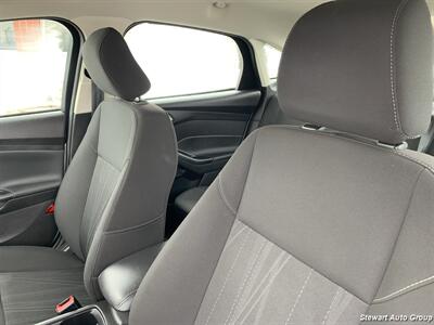 2017 Ford Focus SE   - Photo 18 - Pataskala, OH 43062