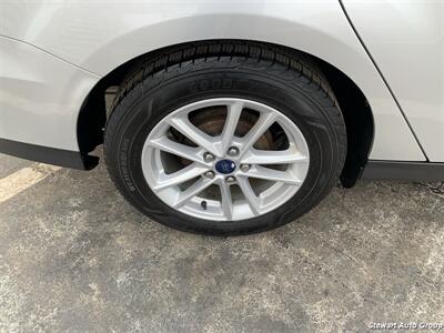 2017 Ford Focus SE   - Photo 10 - Pataskala, OH 43062