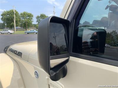 2012 Jeep Wrangler Unlimited Sahara 4x4 - Photo 7 - Pataskala, OH 43062