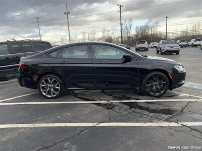 2015 Chrysler 200 S   - Photo 8 - Pataskala, OH 43062