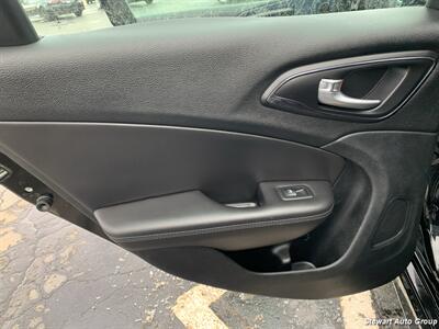 2015 Chrysler 200 S   - Photo 19 - Pataskala, OH 43062