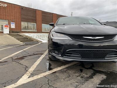 2015 Chrysler 200 S   - Photo 4 - Pataskala, OH 43062