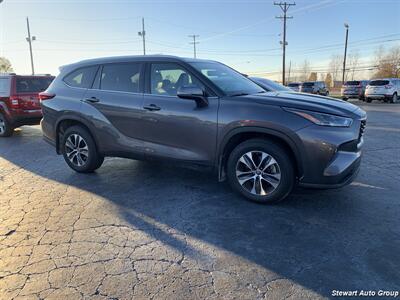 2021 Toyota Highlander XLE   - Photo 3 - Pataskala, OH 43062