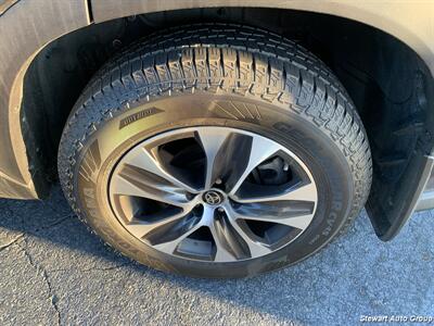 2021 Toyota Highlander XLE   - Photo 6 - Pataskala, OH 43062