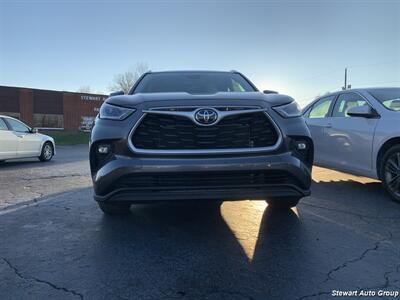 2021 Toyota Highlander XLE   - Photo 2 - Pataskala, OH 43062