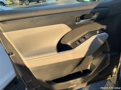 2021 Toyota Highlander XLE   - Photo 7 - Pataskala, OH 43062