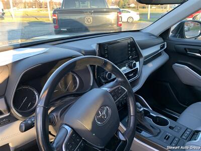 2021 Toyota Highlander XLE   - Photo 9 - Pataskala, OH 43062