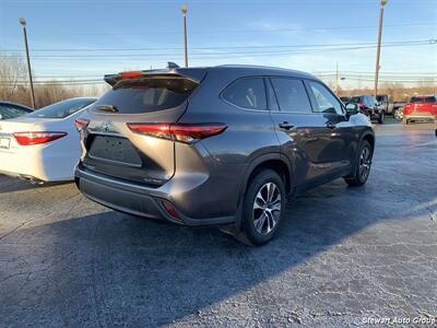 2021 Toyota Highlander XLE   - Photo 4 - Pataskala, OH 43062