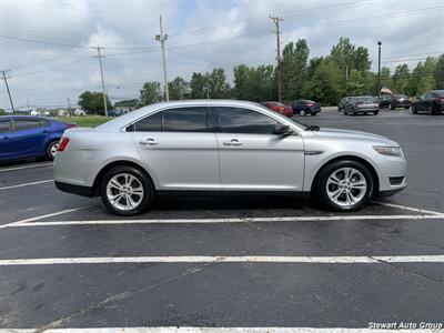 2016 Ford Taurus SE - Photo 9 - Pataskala, OH 43062