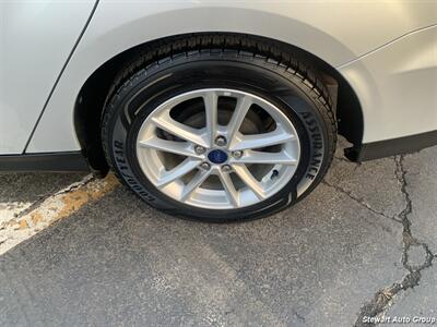 2016 Ford Focus SE   - Photo 14 - Pataskala, OH 43062