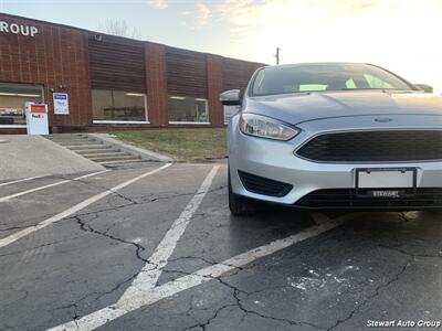2016 Ford Focus SE   - Photo 4 - Pataskala, OH 43062