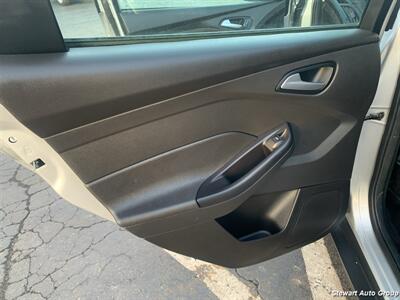 2016 Ford Focus SE   - Photo 19 - Pataskala, OH 43062