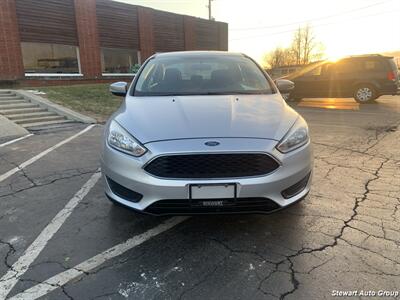 2016 Ford Focus SE   - Photo 2 - Pataskala, OH 43062