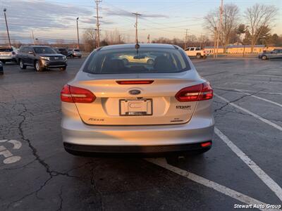 2016 Ford Focus SE   - Photo 12 - Pataskala, OH 43062