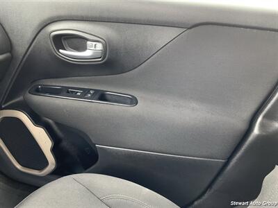 2017 Jeep Renegade Sport 4x4   - Photo 29 - Pataskala, OH 43062