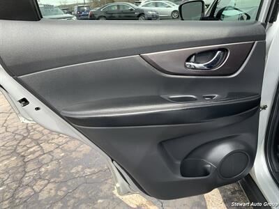 2015 Nissan Rogue SV AWD   - Photo 21 - Pataskala, OH 43062
