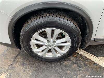 2015 Nissan Rogue SV AWD   - Photo 17 - Pataskala, OH 43062