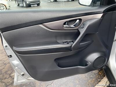 2015 Nissan Rogue SV AWD   - Photo 18 - Pataskala, OH 43062