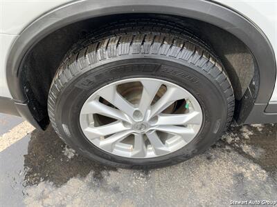 2015 Nissan Rogue SV AWD   - Photo 11 - Pataskala, OH 43062