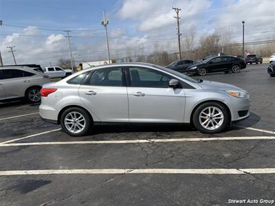 2016 Ford Focus SE   - Photo 8 - Pataskala, OH 43062
