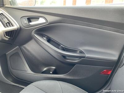 2016 Ford Focus SE   - Photo 27 - Pataskala, OH 43062