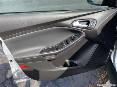 2016 Ford Focus SE   - Photo 18 - Pataskala, OH 43062