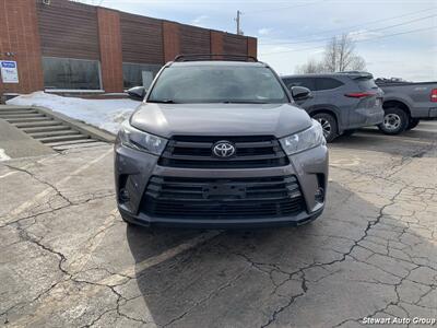 2019 Toyota Highlander SE AWD   - Photo 2 - Pataskala, OH 43062