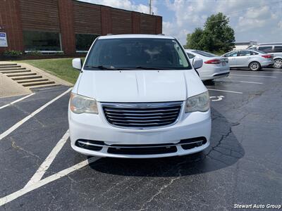 2014 Chrysler Town & Country Touring   - Photo 2 - Pataskala, OH 43062