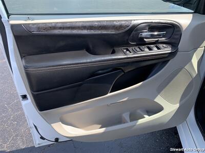 2014 Chrysler Town & Country Touring   - Photo 17 - Pataskala, OH 43062