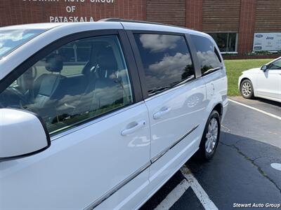 2014 Chrysler Town & Country Touring   - Photo 6 - Pataskala, OH 43062