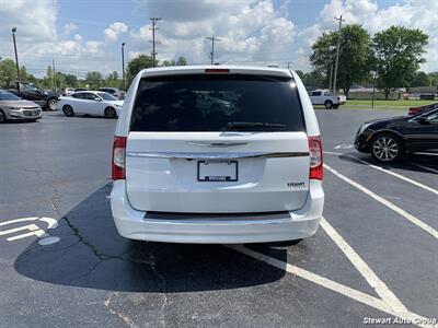 2014 Chrysler Town & Country Touring   - Photo 13 - Pataskala, OH 43062